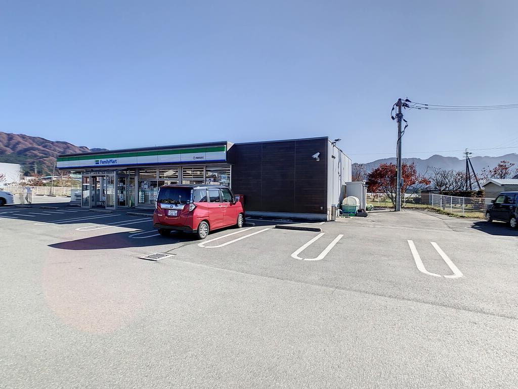 コンビニ　ファミリーマート阿蘇高森店（コンビニ）まで681m