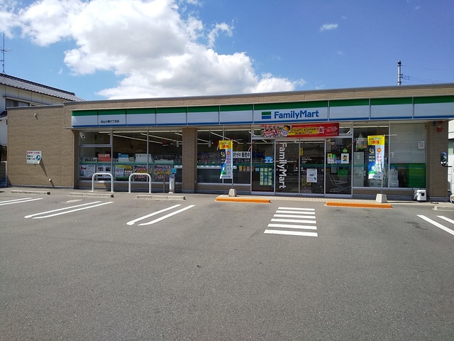 コンビニ　ファミリーマート松山小栗六丁目店（コンビニ）まで117m