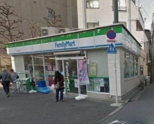 コンビニ　ファミリーマート世田谷新町店（コンビニ）まで225m