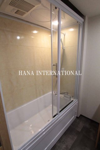 バス・シャワールーム　バスルームと洗面所の間にガラス扉あります。