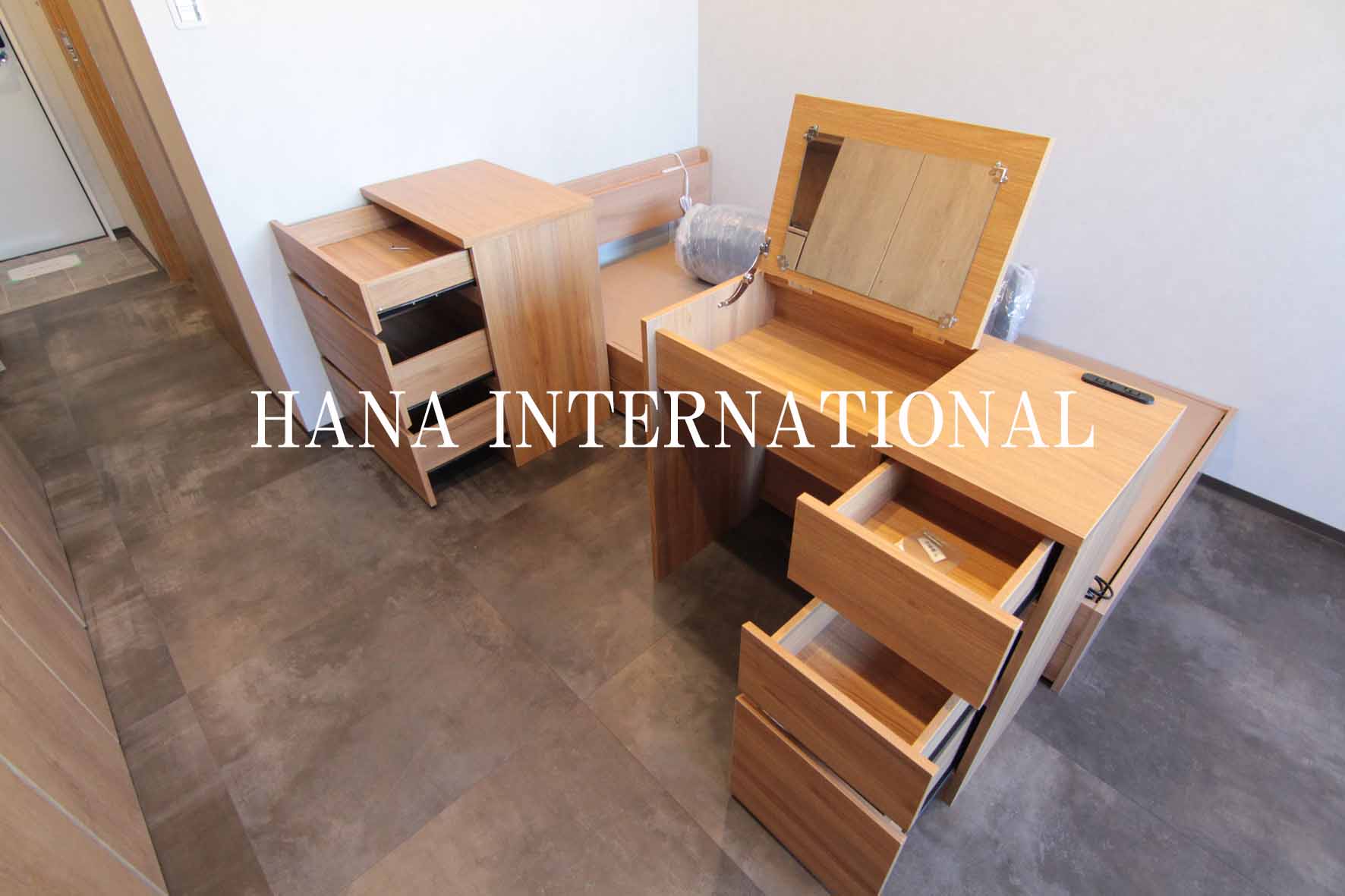 その他　女性にも嬉しい鏡付きのドレッサー、チェスト付きです。