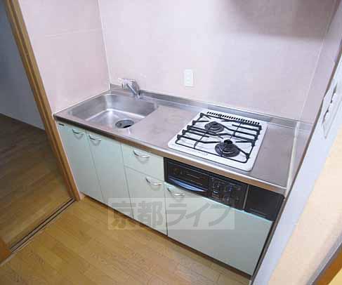 キッチン　二口グリルつきの立派なキッチンです！