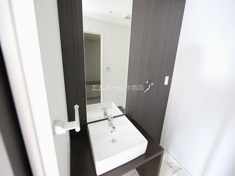 洗面設備　脱衣所　オシャレな独立洗面台付