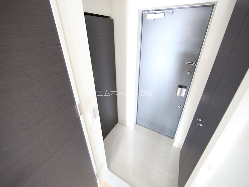 玄関　玄関　シューズボックス付（収納充実してます）