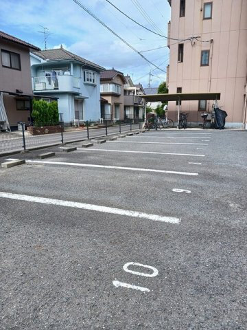 駐車場　駐車場があるので、車を買う予定の方も安心です