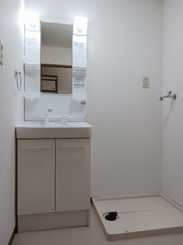 洗面設備　明るい洗面所です