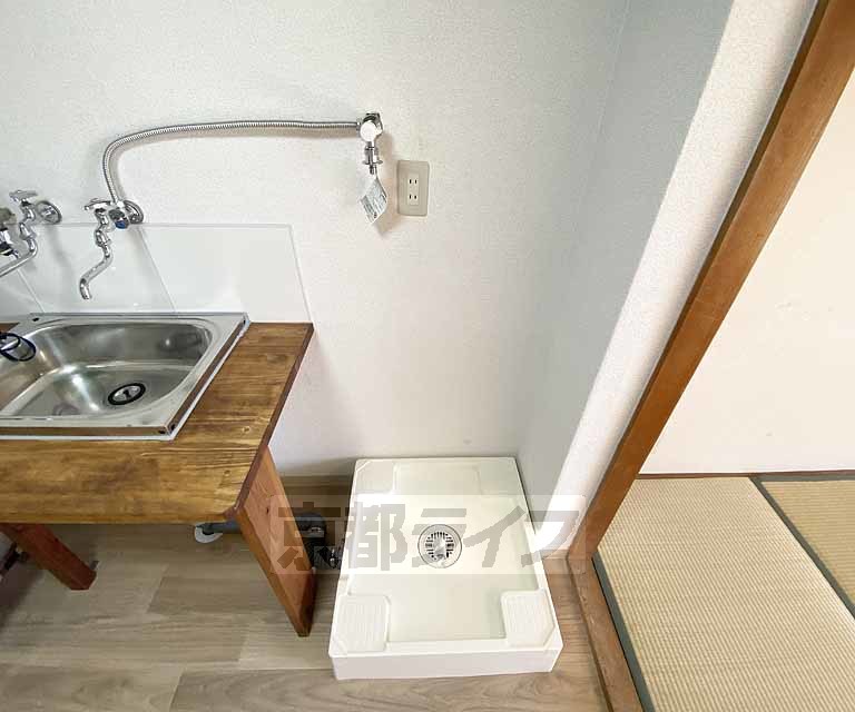 その他設備　コンパクトな洗濯機が置けます。