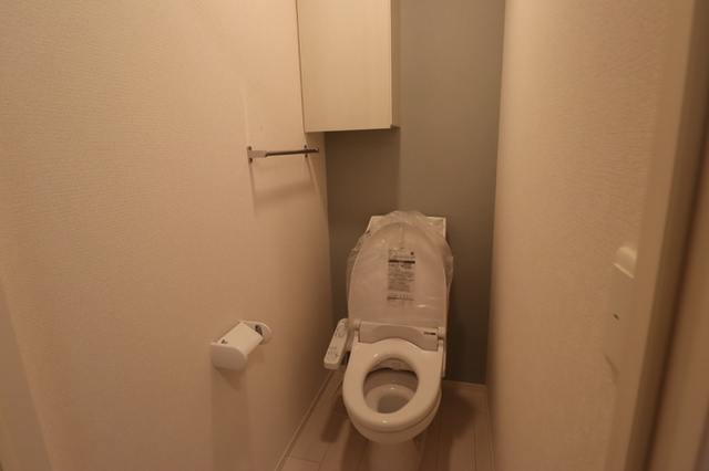 トイレ　トイレ温水洗浄便座、収納付き