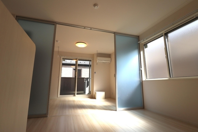 居室・リビング　リビングから洋室