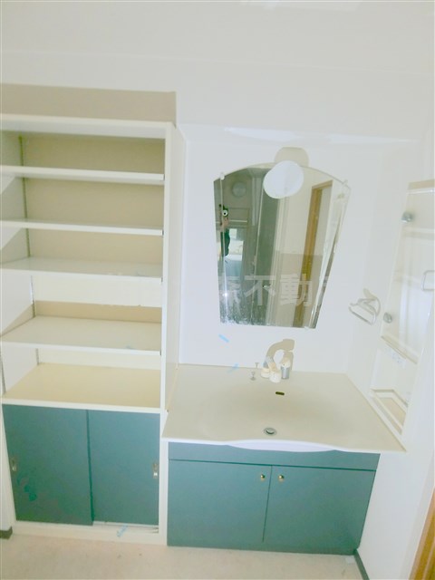 洗面設備　洗面脱衣所　棚収納がうれしい独立洗面台！