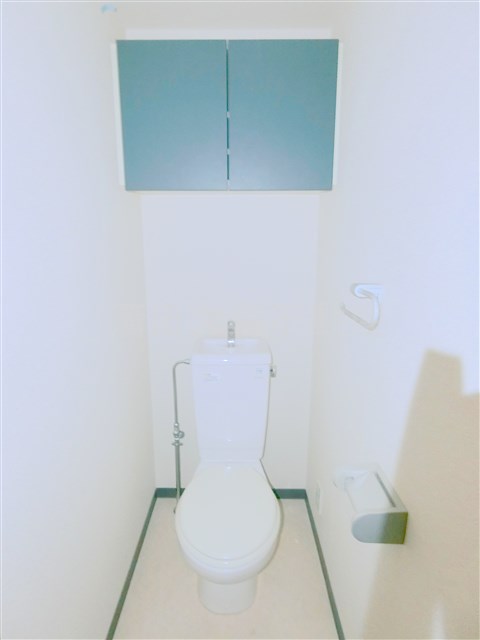 トイレ　吊戸棚付きのトイレ