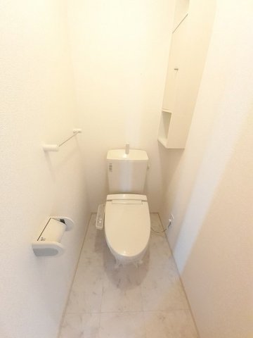 トイレ　落ち着いた色調のトイレです