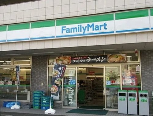 コンビニ　ファミリーマート 鶴川駅西店（コンビニ）まで667m