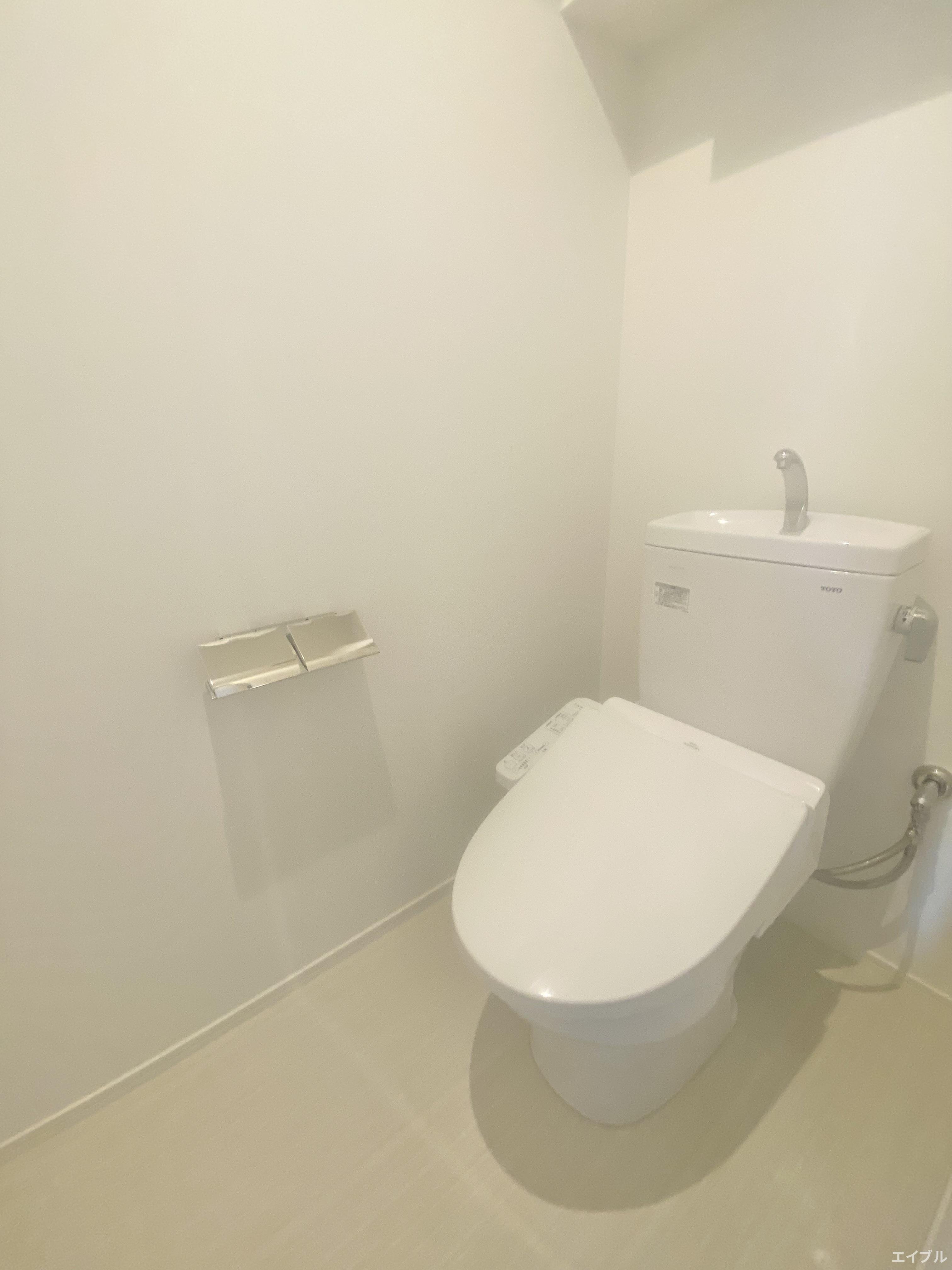 トイレ　別号室のお写真になります。