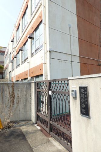 小学校　名古屋市立滝川小学校（小学校）まで751m