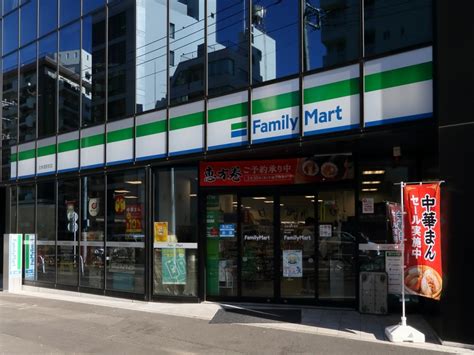 コンビニ　ファミリーマート 北参道駅前店（コンビニ）まで216m