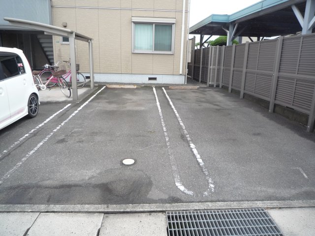 駐車場　車をお持ちの方に嬉しい駐車場付きの物件です