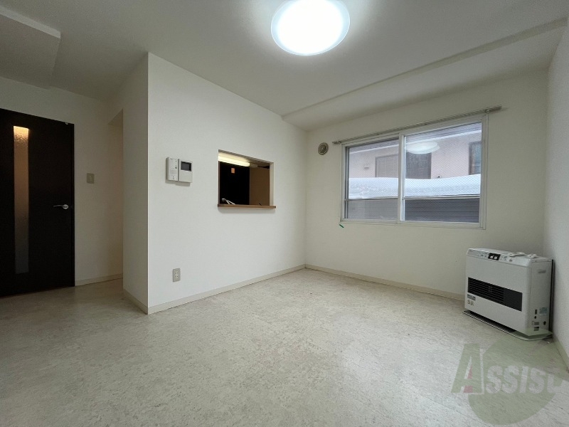 居室・リビング　リビングです。窓が大きくて明るいですね！