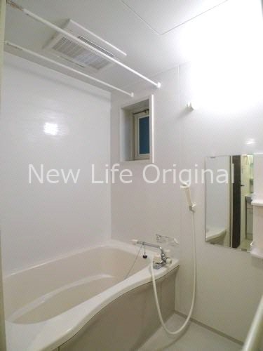 バス・シャワールーム　小窓から自然光が入る浴室です☆