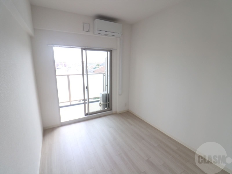 居室・リビング　約７．５帖の洋室があります