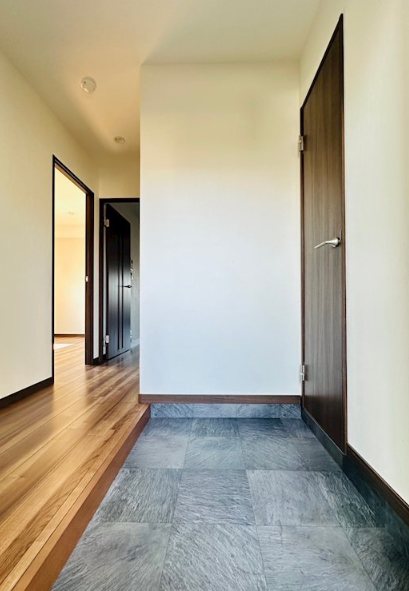 玄関　広々とした玄関でございます！