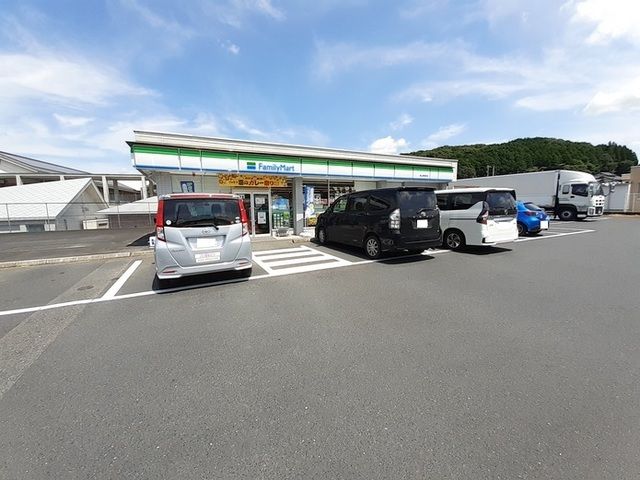 コンビニ　ファミリーマート様（コンビニ）まで1500m