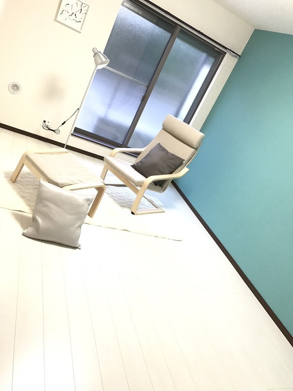 居室・リビング　アクセントクロスでおしゃれなリビング♪