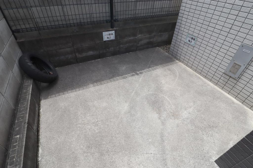 駐車場　バイク置き場