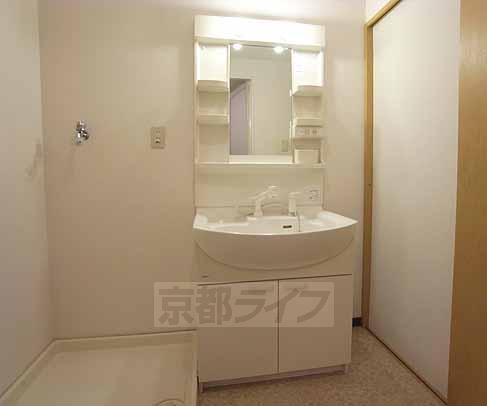 洗面設備　シャンプードレッサ付きの独立洗面台です。