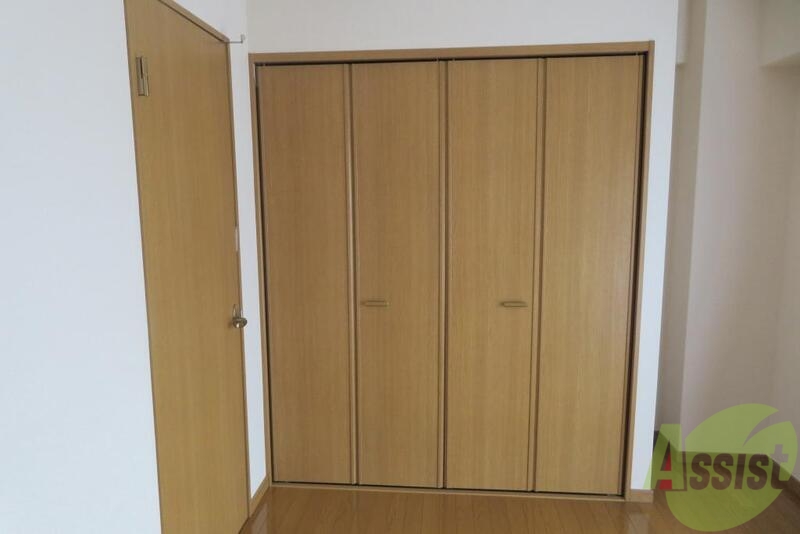 収納　リビングには大きめのクローゼットがあります。