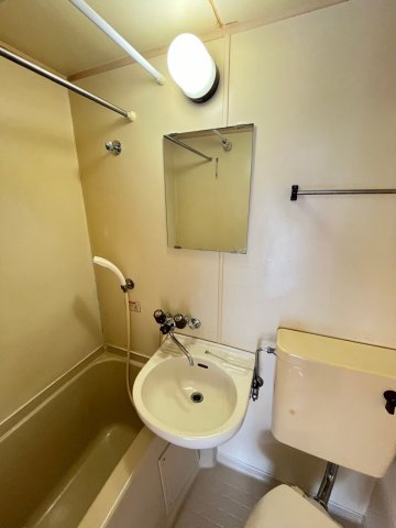 洗面設備　明るい洗面所です