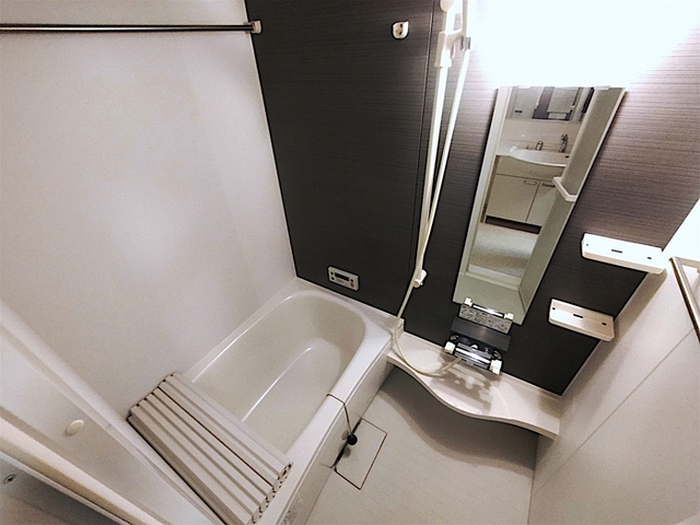 バス・シャワールーム　浴室換気乾燥機付きの浴槽です。