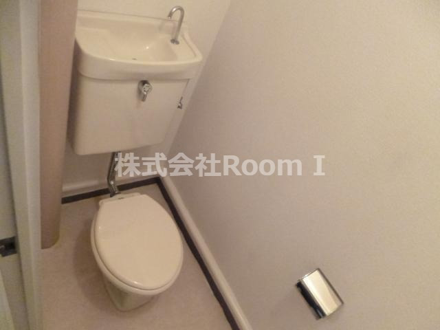 トイレ　落ち着いた色調のトイレです