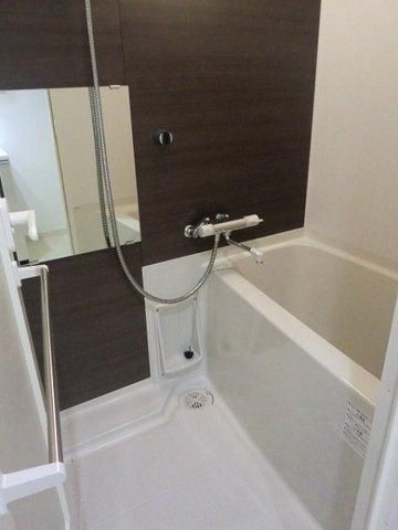 バス・シャワールーム　浴室乾燥機付きのバスルーム