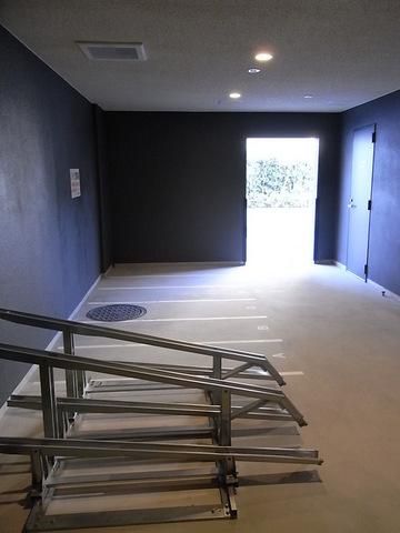 駐車場　屋根付きの駐輪場とバイク置場