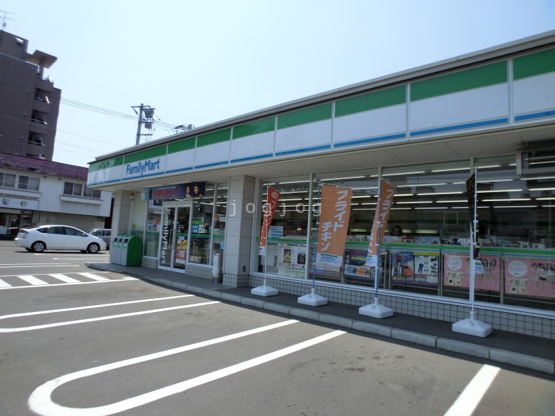 コンビニ　ファミリーマート札幌旭町7丁目店（コンビニ）まで595m