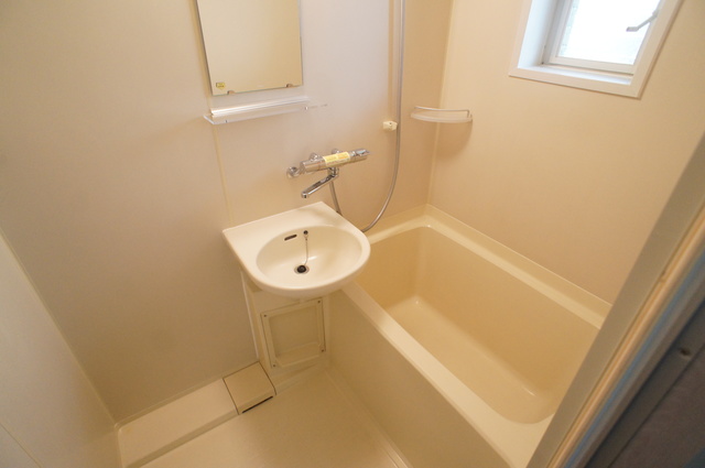 バス・シャワールーム　浴室には窓があり明るい空間！湿気対策に換気窓は大切ですね☆