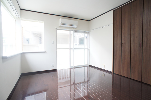 居室・リビング　室内は木の温もりが優しいフローリングです♪