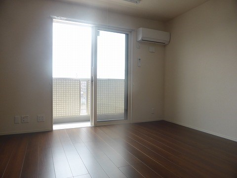 居室・リビング　同物件別部屋