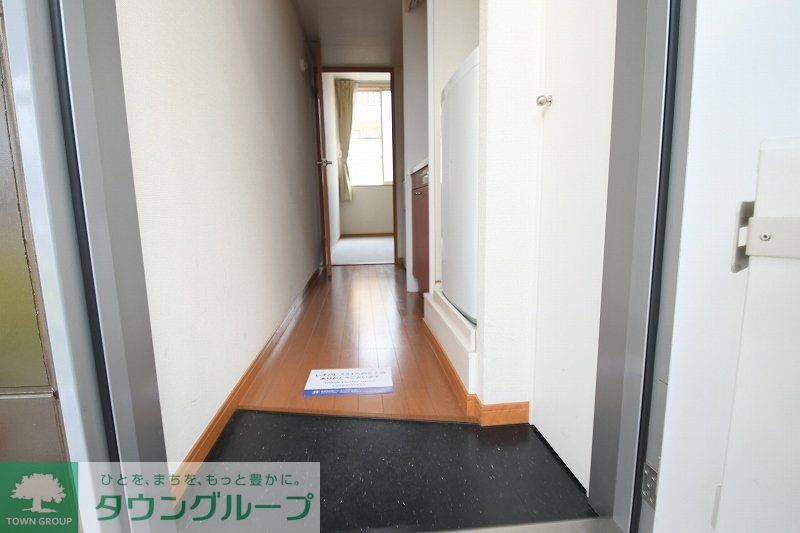 玄関　「同タイプの部屋の写真です」「現況優先」
