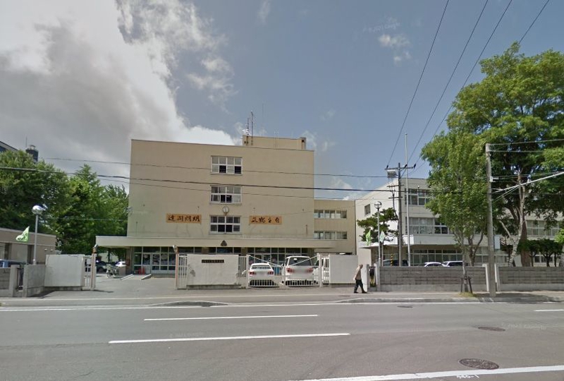 中学校　札幌市立向陵中学校（中学校）まで411m