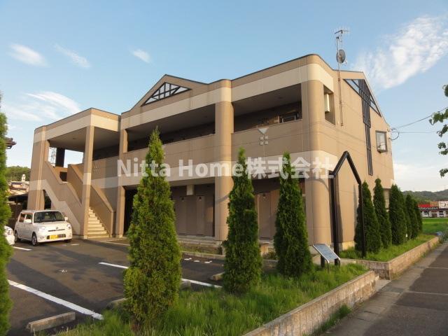 建物外観　スーパーやコンビニが徒歩すぐ☆南向きのバルコニーが付いていま