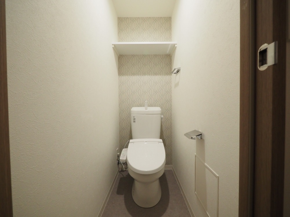 トイレ　落ち着いた色調のトイレです