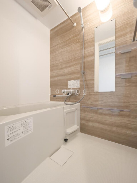 バス・シャワールーム　オシャレなデザインパネル仕様！