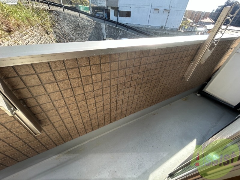 バルコニー　バルコニーは洗濯物を干すのに十分な広さがありますね。