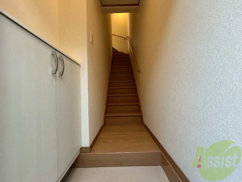 玄関　玄関から撮影しました。明るい印象ですね。