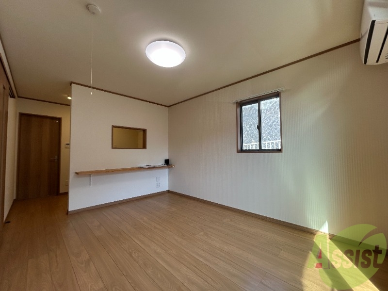 居室・リビング　１０．９帖の洋室です。日差しがあり明るい印象でした。