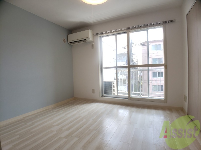 その他部屋・スペース　こちらが寝室です。窓が大きくて明るいですね。