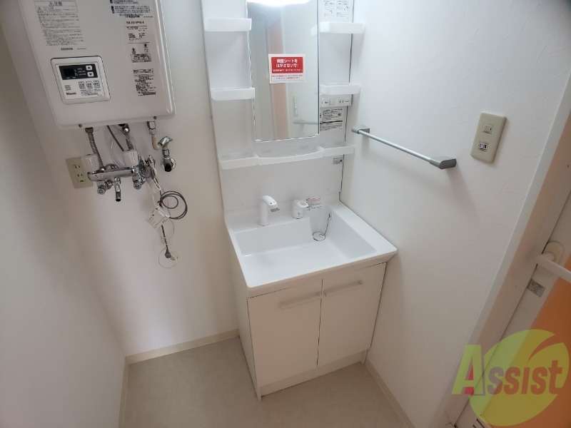 洗面設備　独立洗面台です。大きくてよいですね。シャンプーもできます。