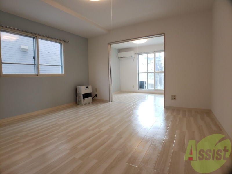 居室・リビング　リビングです。木目のフローリングが落ち着きますね。